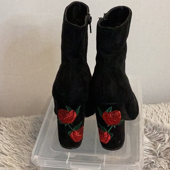 Sirens faux suede embroidered ankle boot size 7 - Picture 3 of 6